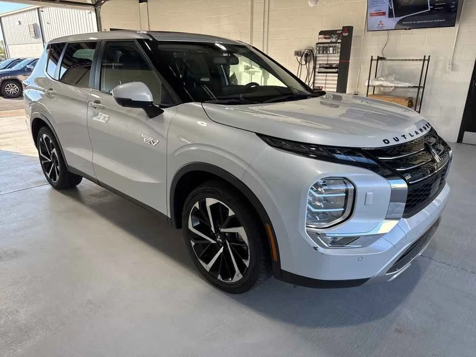 2023 Mitsubishi Outlander - Image 2 of 14