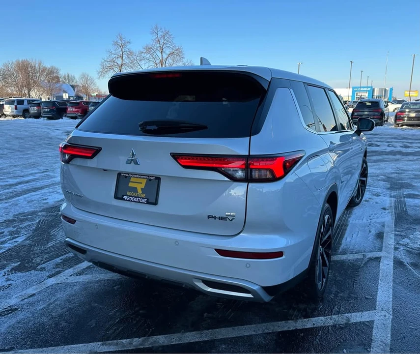 2023 Mitsubishi Outlander - Image 3 of 17