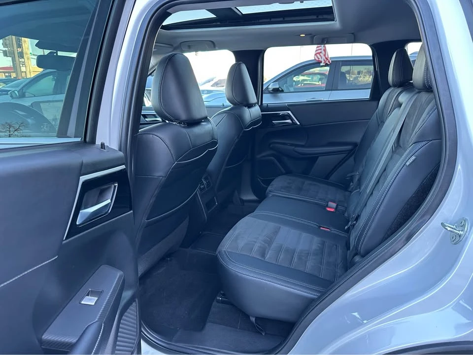 2023 Mitsubishi Outlander - Image 9 of 17