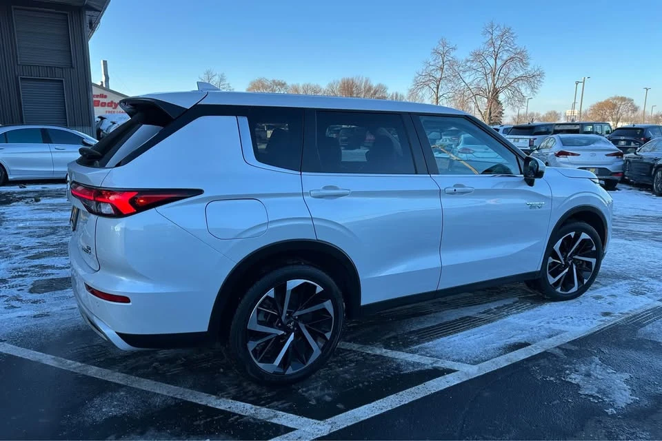2023 Mitsubishi Outlander - Image 6 of 17