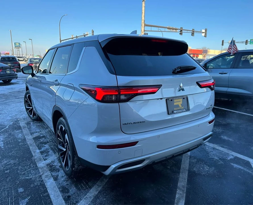 2023 Mitsubishi Outlander - Image 4 of 17