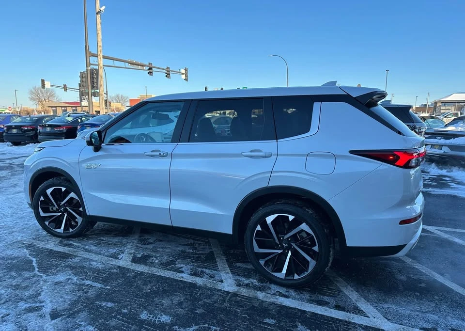 2023 Mitsubishi Outlander - Image 5 of 17