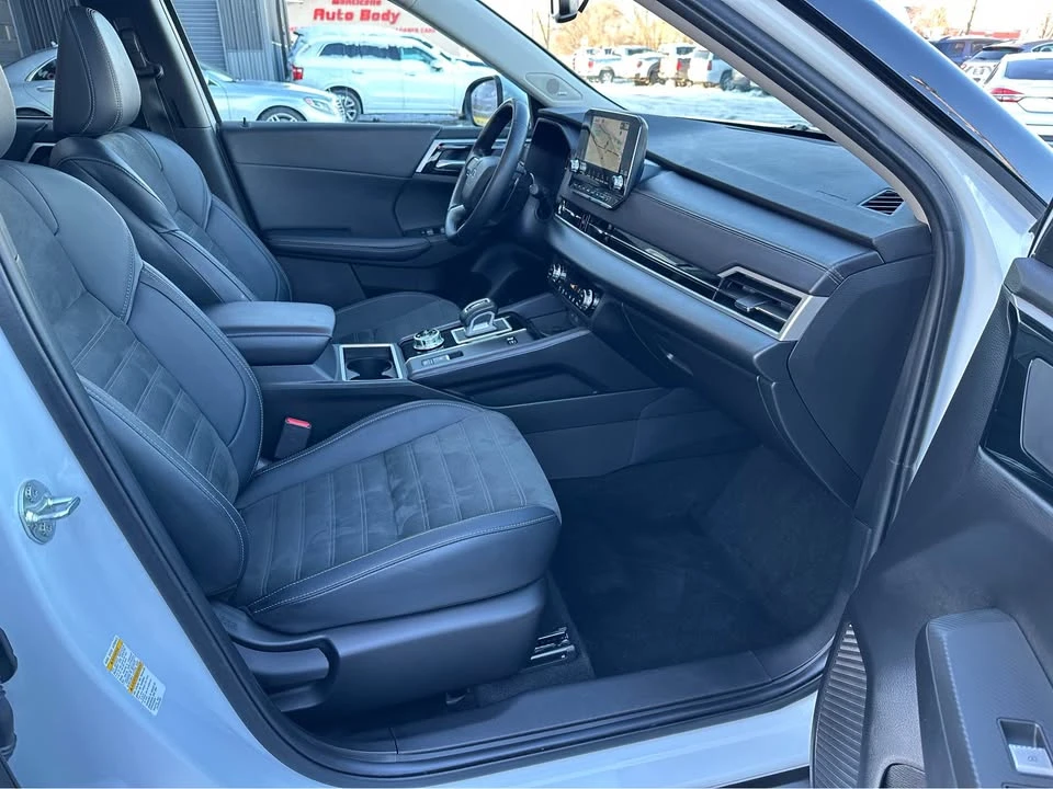 2023 Mitsubishi Outlander - Image 8 of 17