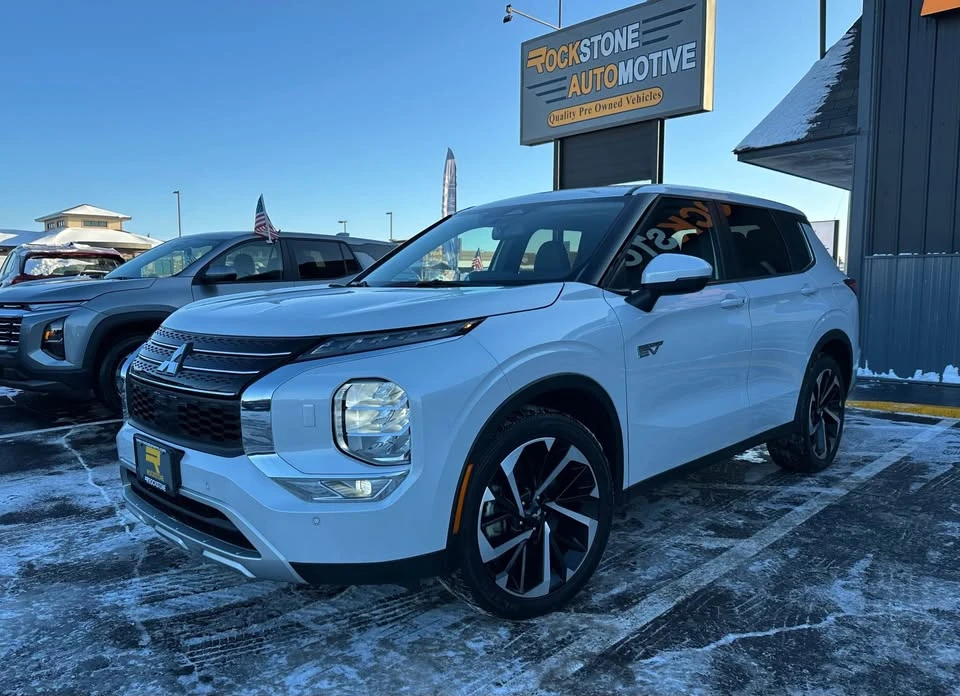 2023 Mitsubishi Outlander - Image 2 of 17