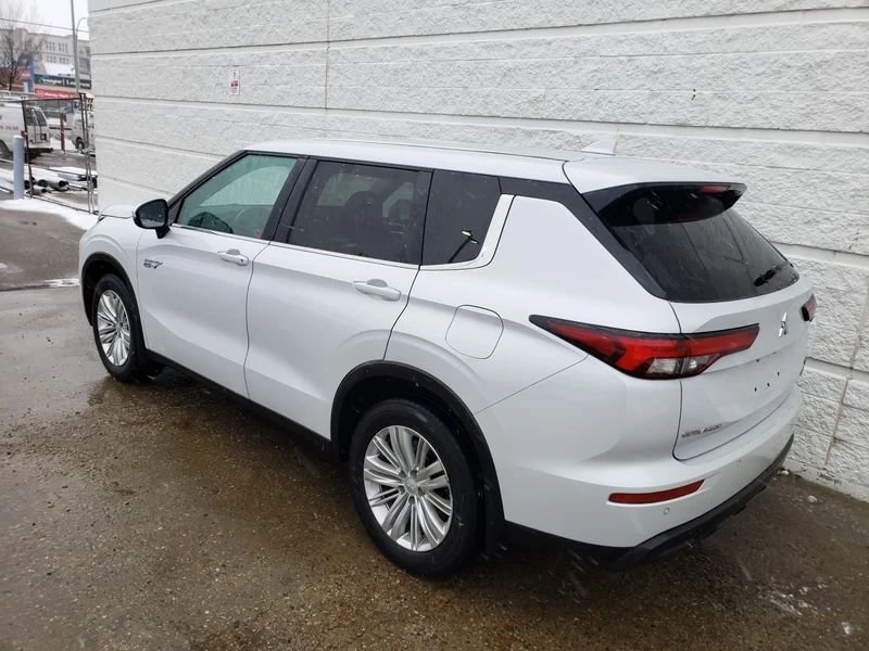 2023 Mitsubishi Outlander - Image 3 of 19