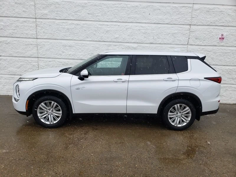 2023 Mitsubishi Outlander - Image 2 of 18