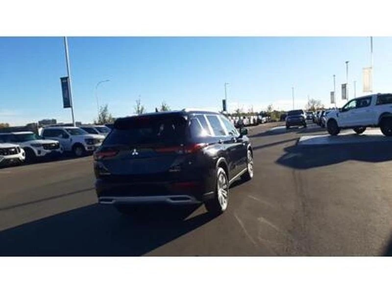 2023 Mitsubishi Outlander - Image 2 of 20