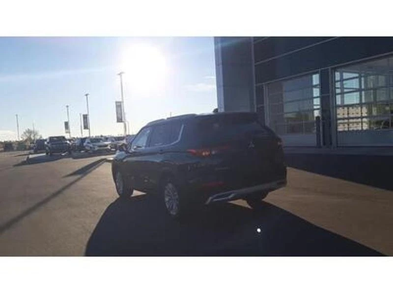 2023 Mitsubishi Outlander - Image 3 of 20