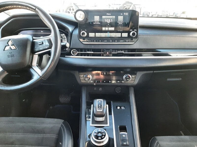 2023 Mitsubishi Outlander - Image 17 of 20