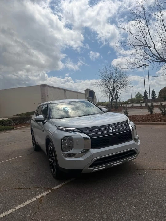 2023 Mitsubishi Outlander - Image 2 of 15