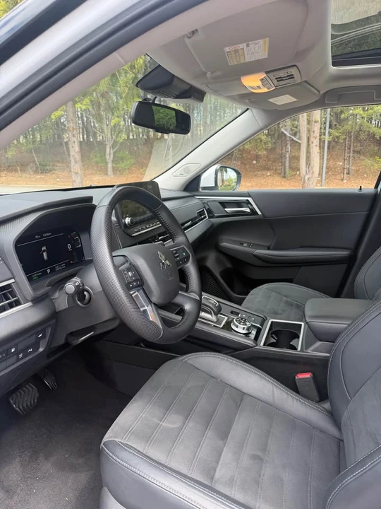 2023 Mitsubishi Outlander - Image 4 of 15