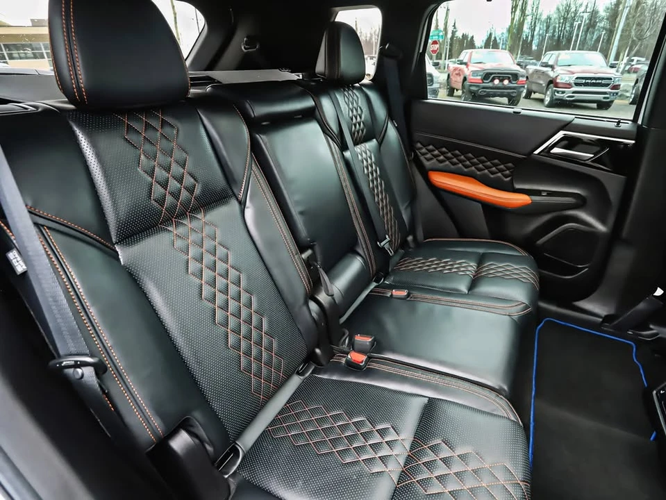 2023 Mitsubishi Outlander - Image 13 of 20