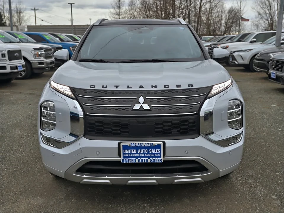 2023 Mitsubishi Outlander - Image 2 of 20