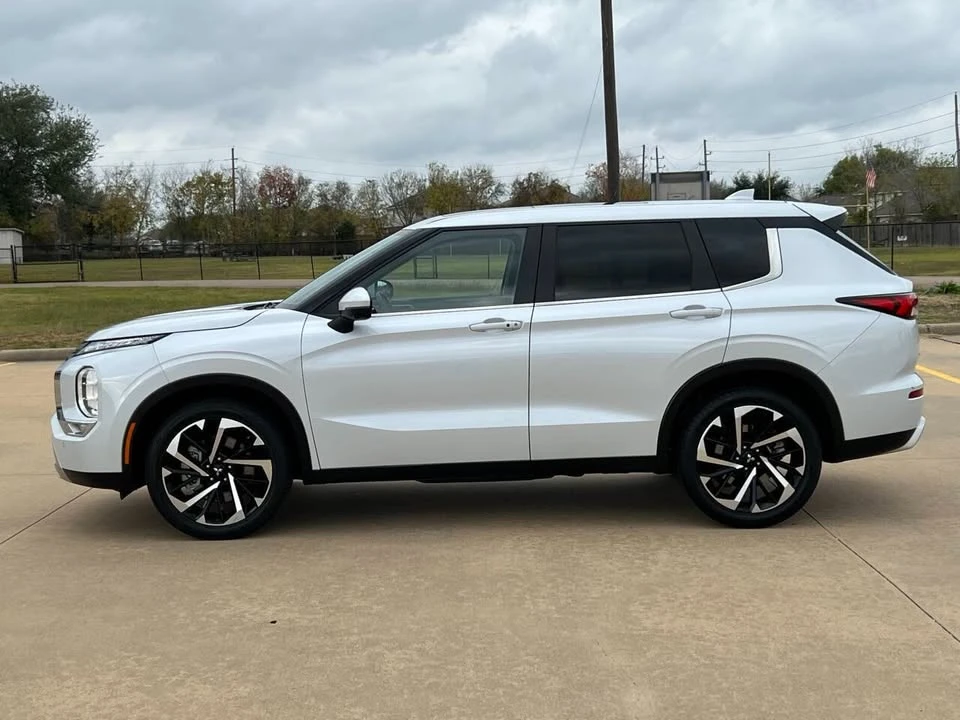 2023 Mitsubishi Outlander - Image 3 of 14