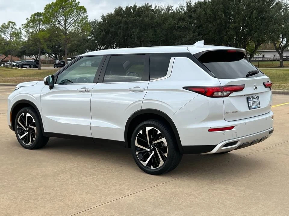 2023 Mitsubishi Outlander - Image 4 of 14