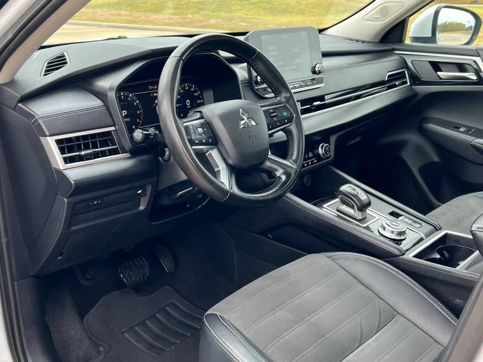 2023 Mitsubishi Outlander - Image 9 of 14