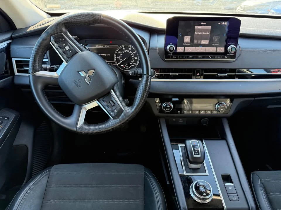 2023 Mitsubishi Outlander - Image 2 of 8