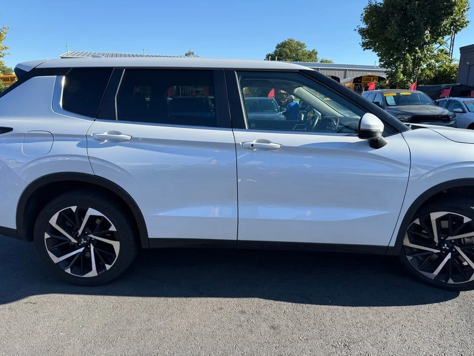 2023 Mitsubishi Outlander - Image 7 of 8