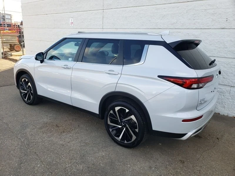 2023 Mitsubishi Outlander - Image 4 of 20