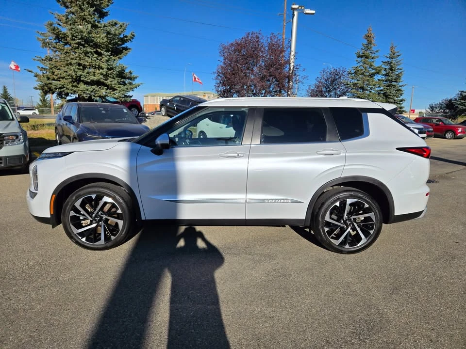 2023 Mitsubishi Outlander - Image 4 of 20