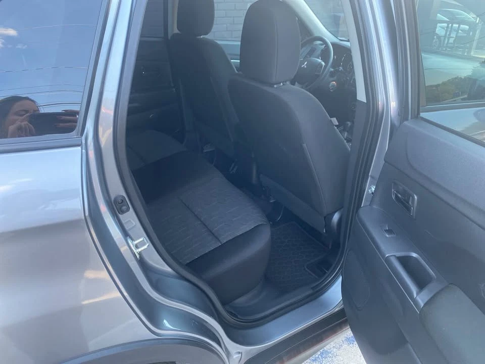 2023 Mitsubishi Outlander - Image 10 of 15