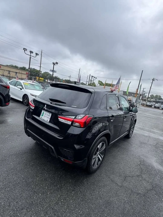 2023 Mitsubishi Outlander - Image 2 of 13