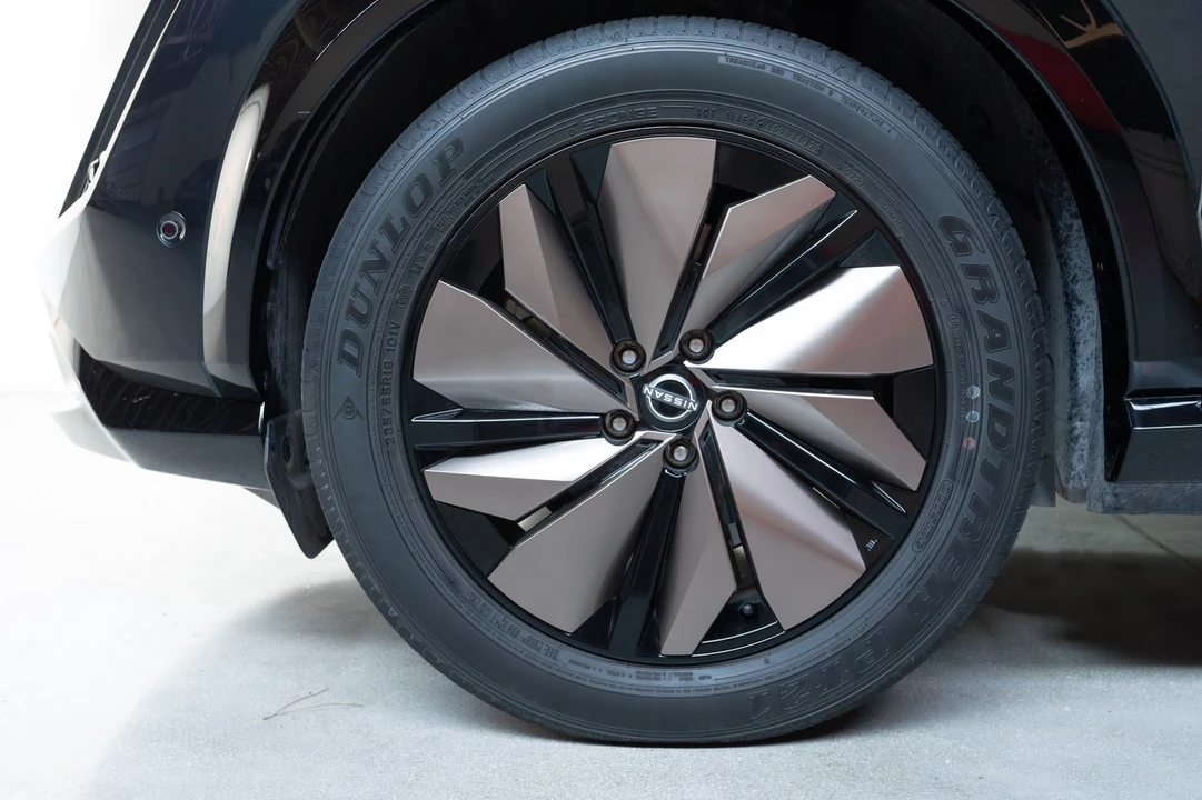 2023 Nissan - Image 14 of 31