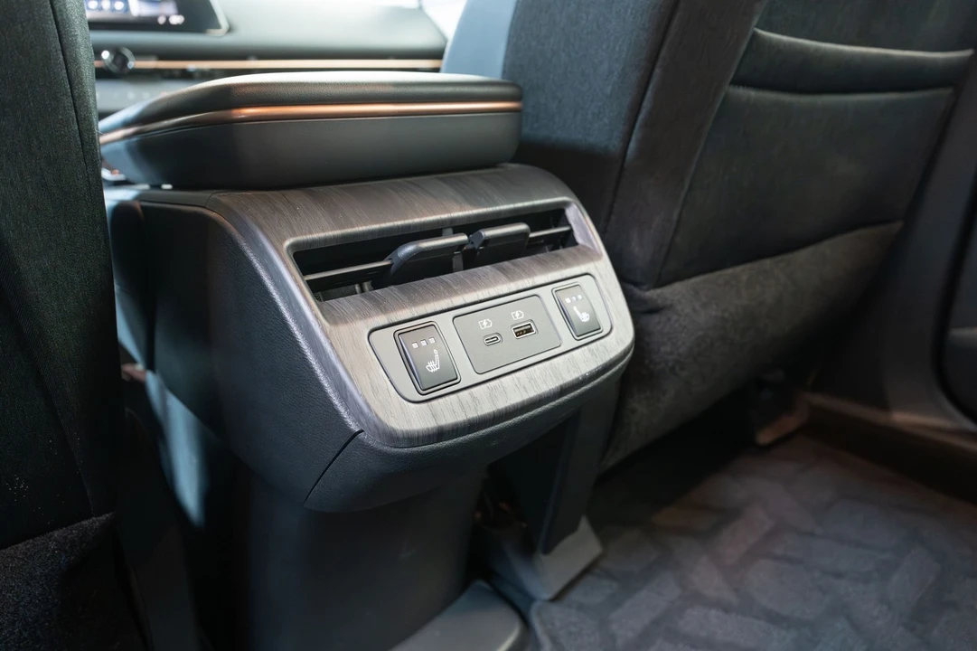 2023 Nissan - Image 26 of 31