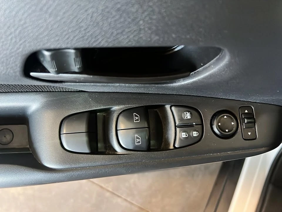 2023 Nissan Kicks - Image 13 of 17
