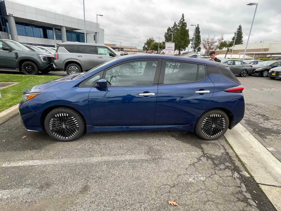 2023 Nissan Leaf - Image 6 of 10