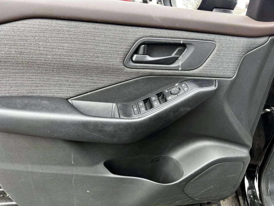 2023 Nissan Rogue - Image 15 of 21