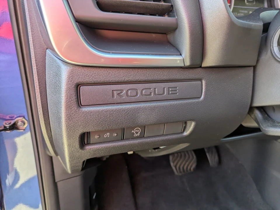 2023 Nissan Rogue - Image 17 of 21