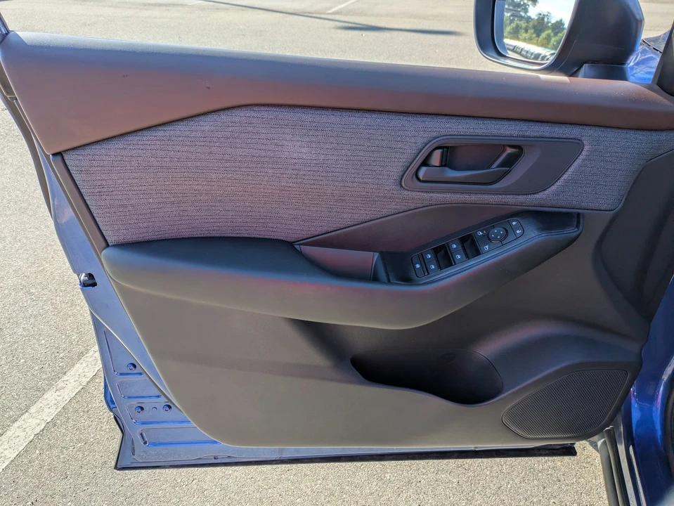 2023 Nissan Rogue - Image 15 of 21