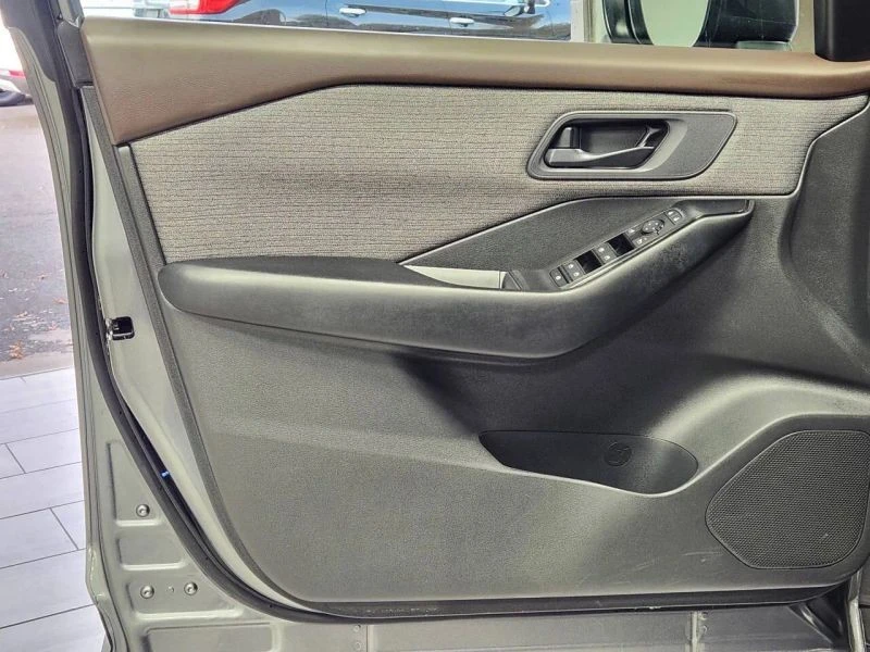 2023 Nissan Rogue - Image 9 of 12