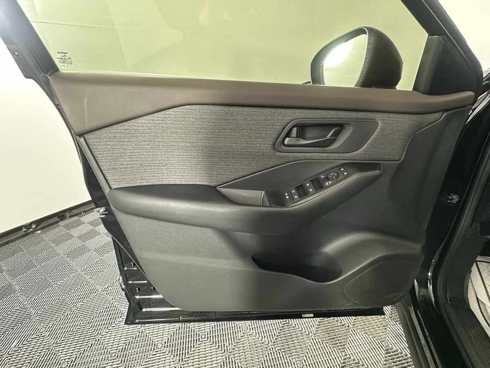 2023 Nissan Rogue - Image 15 of 21
