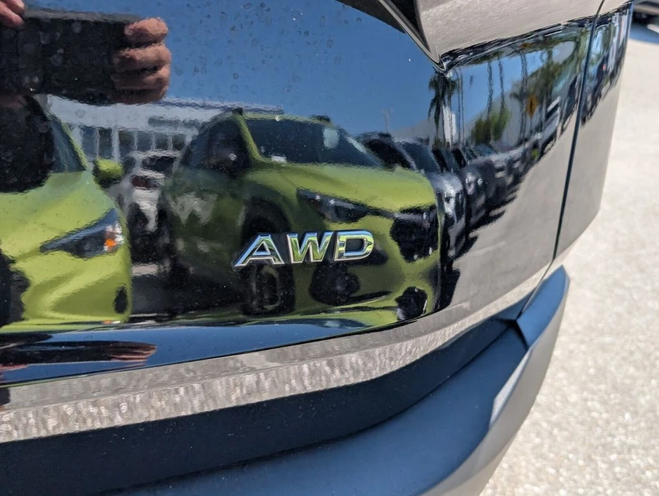 2023 Nissan Rogue - Image 15 of 21