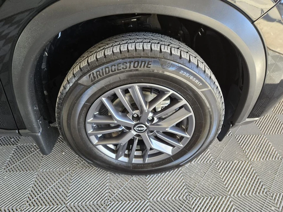 2023 Nissan Rogue - Image 18 of 21