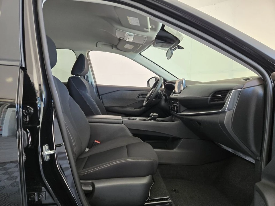 2023 Nissan Rogue - Image 17 of 21