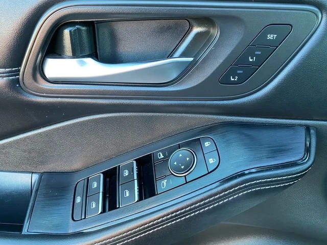 2023 Nissan Rogue - Image 15 of 19
