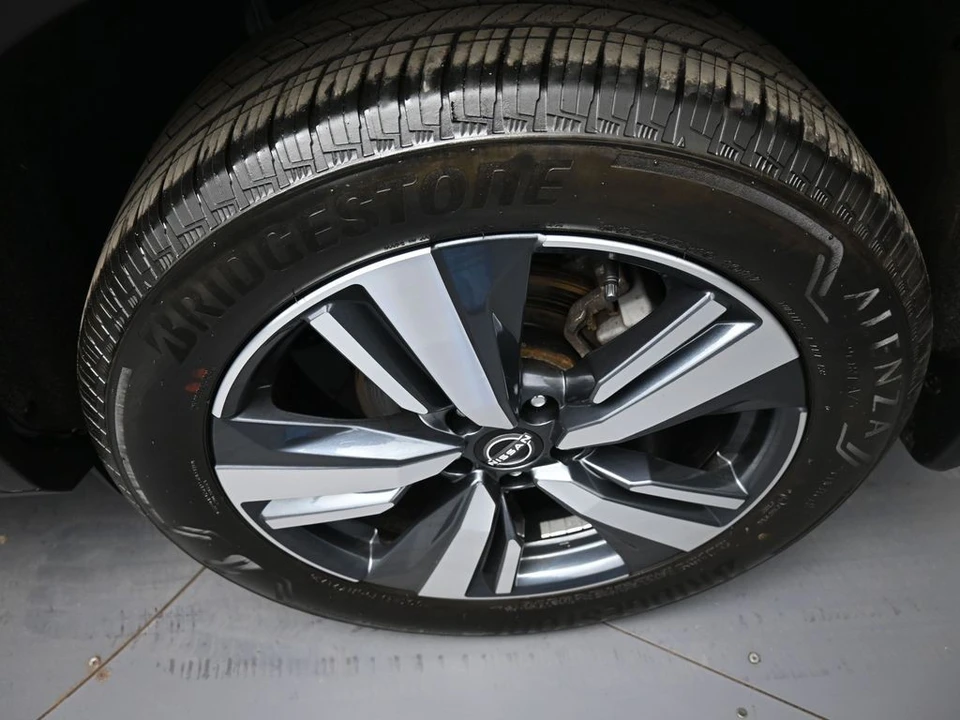 2023 Nissan Rogue - Image 15 of 21