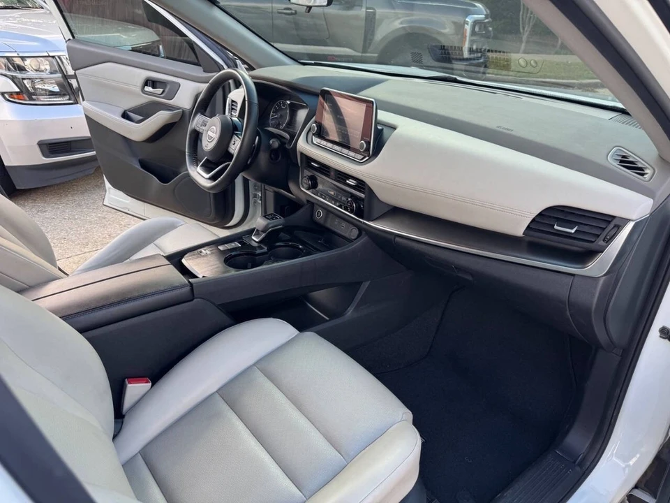 2023 Nissan Rogue - Image 15 of 18