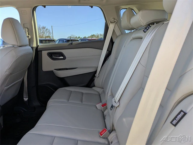 2023 Nissan Rogue - Image 15 of 21