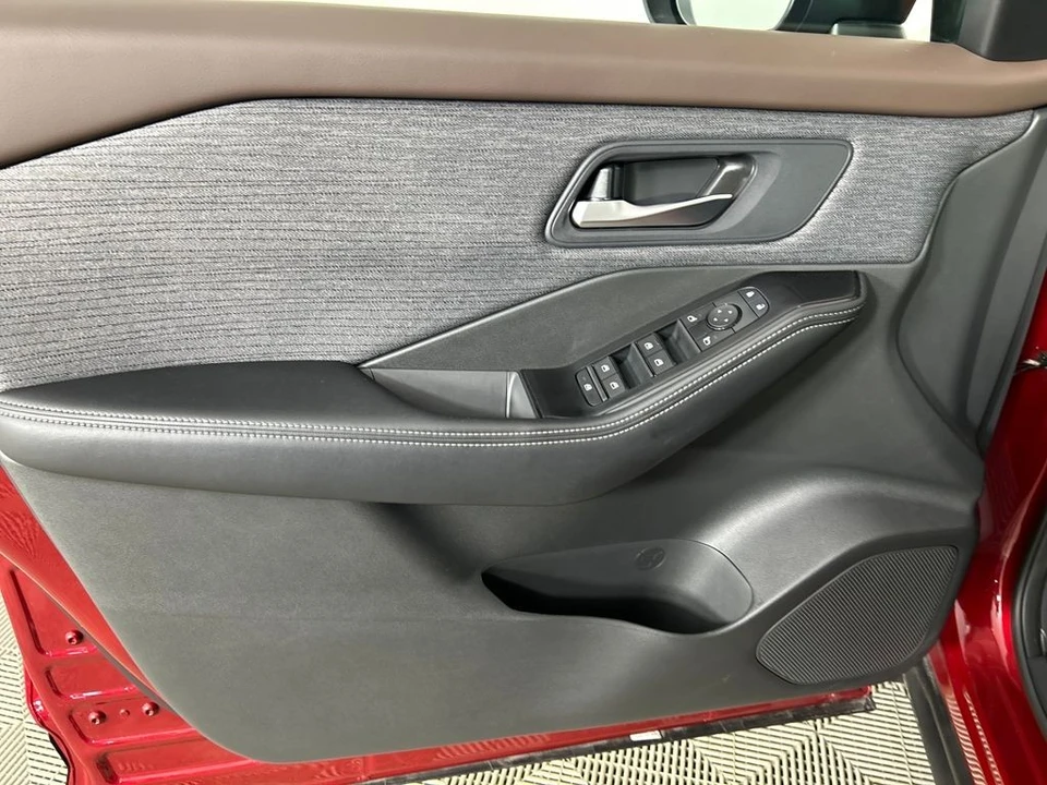 2023 Nissan Rogue - Image 11 of 12