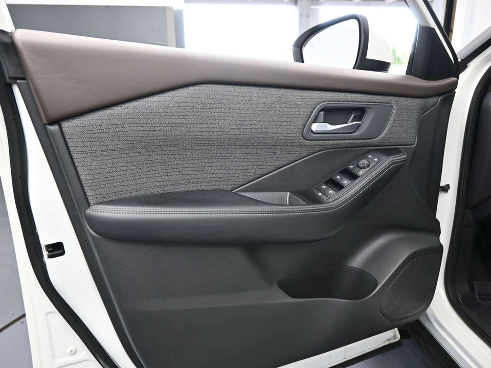 2023 Nissan Rogue - Image 16 of 21
