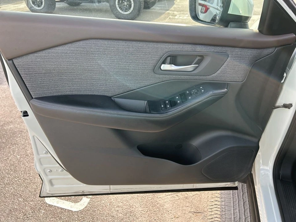 2023 Nissan Rogue - Image 11 of 12