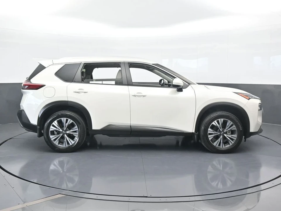 2023 Nissan Rogue - Image 7 of 12