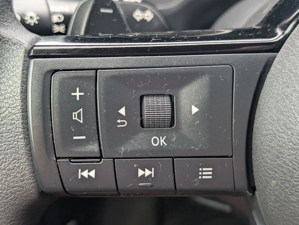 2023 Nissan Rogue - Image 15 of 21