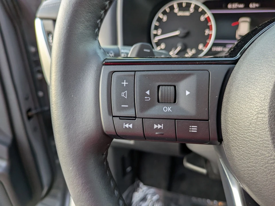 2023 Nissan Rogue - Image 18 of 21