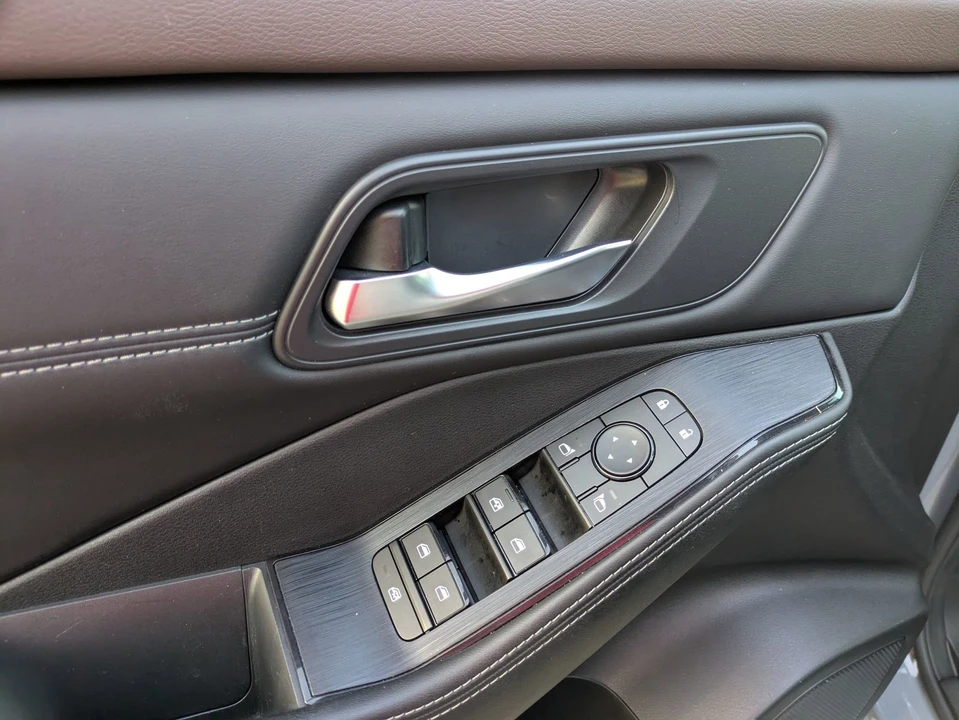 2023 Nissan Rogue - Image 16 of 21