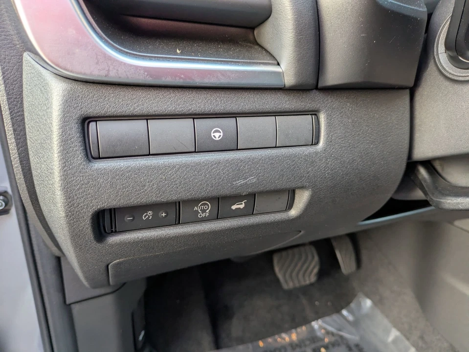 2023 Nissan Rogue - Image 17 of 21